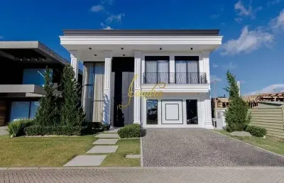 Sobrado finamente mobiliado e decorado com 472m2 de área construída e piscina