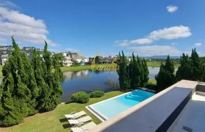 Lindo sobrado  com amplas 5 suítes, piscina e   beira lago