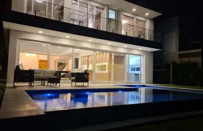 Sobrado 05 suítes com piscina em condomínio fechado mobiliado e decorado