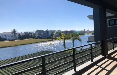 Belíssima sobrado no condomínio enseada! estilo contemporâneo, composto por 04 suítes piscina