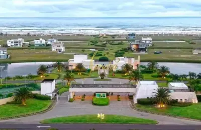 Terreno a condomínio beira mar,  pronto para construir