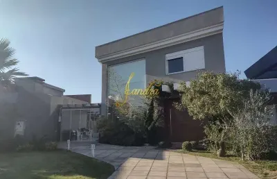 Sobrado em condomínio fechado  com 04 suítes e piscina