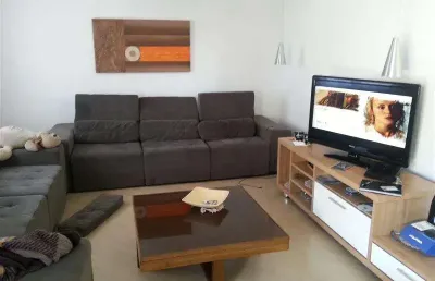 Casa à venda na Avenida Airton dos Santos Heras Galvez, 124, Jardim Santo Antônio, Arujá