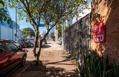 Sobrado de 540 m² no setor sul, em frente à clínica do esporte