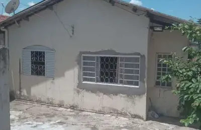 Casa com 2 quartos e quintal espaçoso no jd mauro marcondes so a vista