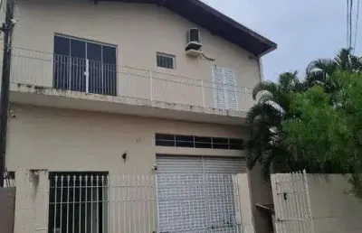 Sobrado espaçoso à venda com 5 vagas e salão comercial com duas cameras frias
