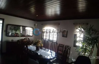 Sobrado com 04 dorm. sendo 01 suíte - 330m² de área construída e 365m² de terreno no monte castelo