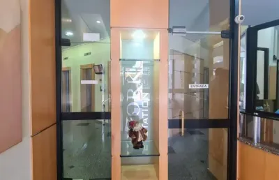 Sala ampla, com recepção, bwc privativo, portaria presencial