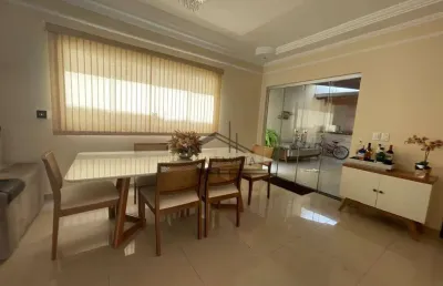 Casa com 3 dormitórios à venda, 235 m² por r$ 700.000,00 - jardim europa - uberlândia/mg