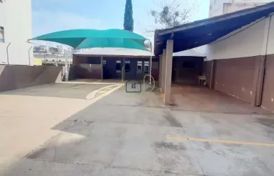 Sobrado á venda no centro de londrina com área total de 700 m2.