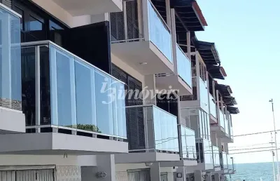 Sobrado triplex á venda, 3 quartos sendo 2 demi suíte com varanda, 2 vagas de garagem, residencial village cabeçudas, bairro cabeçudas, itajaí-sc