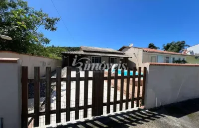Casa à venda 3 quartos, 2 banheiros, área de festa com churrasqueira, e piscina. morrinhos, bombinhas/sc