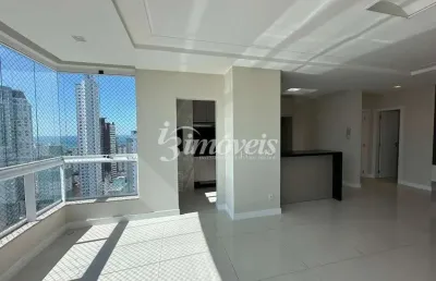 Apartamento para locação anual, semimobiliado, decorado e equipado, com 4 quartos (sendo duas suítes e duas demi), 3 vagas de garagem, edifício torre esmeralda, no bairro centro, balneário camboriú-sc