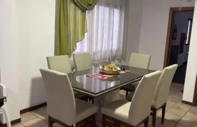 Apartamento para locação anual mobiliado, com 3 dormitórios ( sendo uma suíte), 2 vagas de garagem privativas, edifício orlando josé,no bairro centro, balneário camboriú-sc