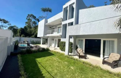 Sobrado alto padrão e semimobiliado à venda, 3 quartos sendo 2 suítes, 5 vagas, bairro cabeçudas, itajaí-sc