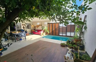 Casa em condomínio fechado – completa, aconchegante e com piscina aquecida!