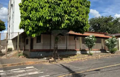 Casa com 4 quartos à venda no Conjunto Segismundo Pereira, Uberlândia 