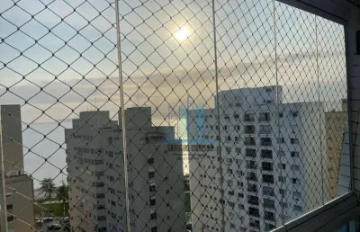 Vende-se apartamento com varanda gourmet (churrasqueira a carvão), andar alto, vista livre e para o mar.