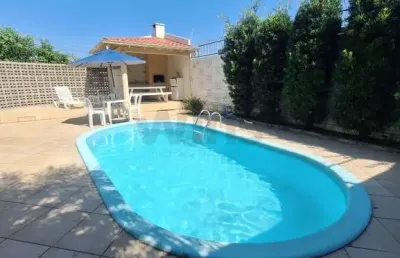 Uma casa excelente de 234 m2 para viver momentos agradáveis com a família e amigos, num espaçoso terreno de 633 m2 com piscina, área gourmet e pomar.