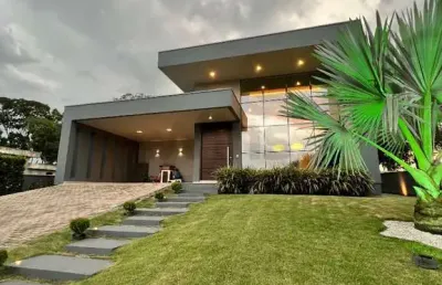 Condomínio fechado, casa ampla, piscina, semimobiliado, segurança, portaria
