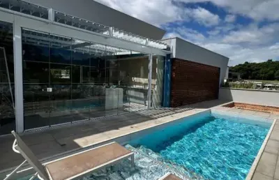 Casa com piscina e área gourmet em condomínio fechado em criciúma