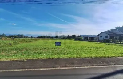 Terreno amplo com possibilidade de construção comercial e residencial.