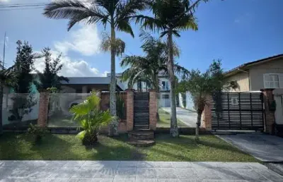 Casa com piscina há poucos minutos do centro de criciúma!