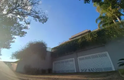 Casa condomínio fechado ,áreas integradas referência em luxo e aconchegante ao mesmo tempo, iluminação natural em todos ambientes.