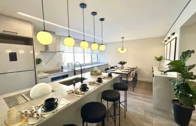 Apartamento totalmente reformado, mobiliado e decorado, 2 quartos, 1 suíte, 1 vaga, à venda no bigorrilho