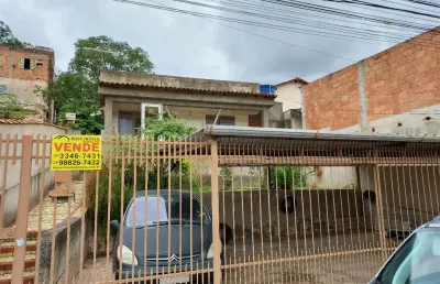 Casa linear de 119 m², com 3 quartos, bom estado de conservação, piso em cerâmica, única em terreno plano de 300 m²