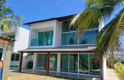 Exclusividade em toquinho: casa reformada, piscina privativa e o mar como quintal.