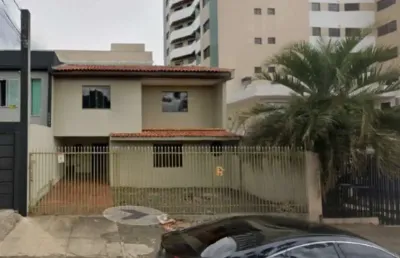 La casa imóveis vende lindo sobrado próximoa praça cleve.