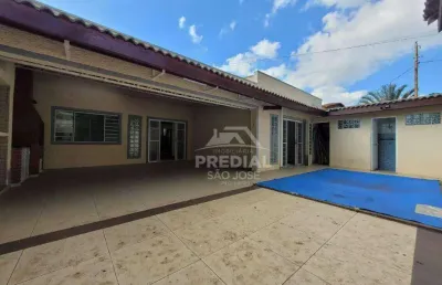 Casa no jardim satélite com 3 dormitórios sendo 2 suítes.