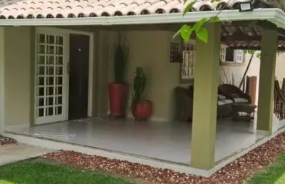 Casa com 4 quartos à venda na rua francisco das mercês, buraquinho, lauro de freitas por r$ 1.320.000