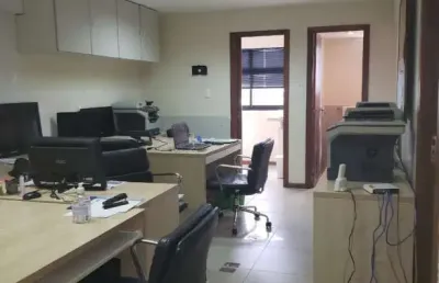 Sala comercial com 4 salas à venda na avenida luiz tarquínio pontes, 1, vilas do atlantico, lauro de freitas, 152 m2 por r$ 460.000