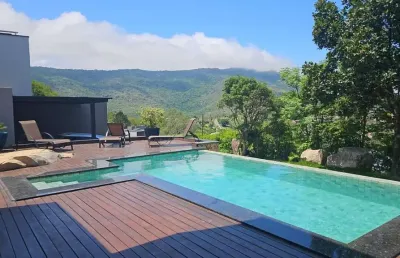 Casa em condomínio mobiliada para venda em atibaia, beiral das pedras, 3 dormitórios, 3 suítes, 5 banheiros, 3 vagas