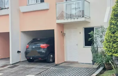Lindo sobrado em condominio fechado, perfeito para quem busca segurança e conforto.
