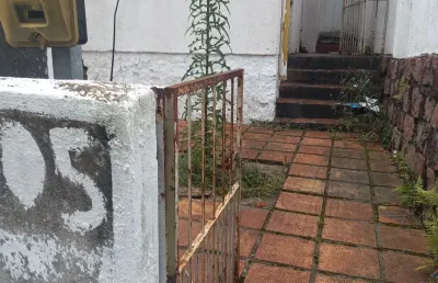 Casa alvenaria  mista antiga escriturada,tem 69 m2 com 2 quartos , cozinha, sala, amplo pátio e garagem , escriturada.