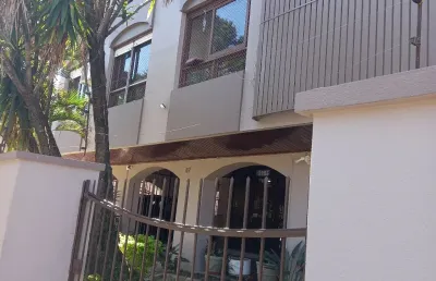Apartamento 02 dormitórios, dep de empregada 02 bg e gar.