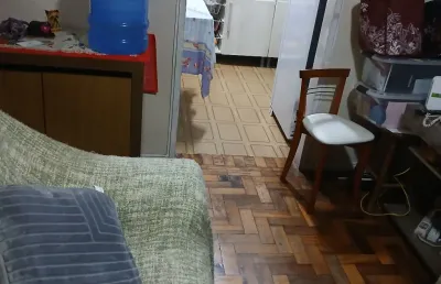 Apartamento com 02 dormitórios e vaga coberta no jd sabará/ poa.