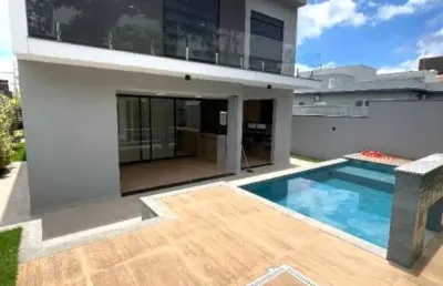 Casa no condomínio veredas em mogi das cruzes, com 3 suítes, salas, cozinha, área gourmet com churrasqueira e piscina.