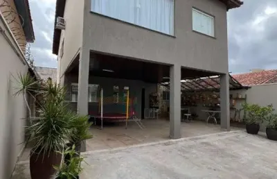 Imperdível oportunidade de adquirir casa de alto padrão na vila suissa, mogi das cruzes-sp: 3 quartos, 2 suítes, 3 salas, 4 banheiros, 4 vagas de garagem e 180,00 m² de área.