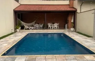 Sobrado à venda muito bem localizado em área comercial da vila oliveira em mogi das cruzes, são 3 suítes, salas, cozinha, churrasqueira e piscina. pis