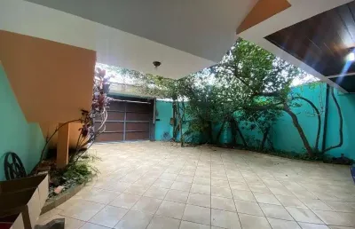 Casa à venda na vila suíssa, mogi das cruzes-sp, com 3 quartos, 1 suíte, 2 salas, 4 banheiros, 6 vagas e 242,50m².