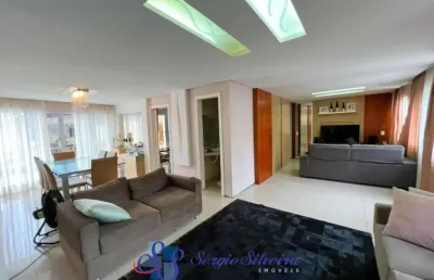 Belíssima casa de condomínio com 3 suítes, piscina com hidromassagem.
