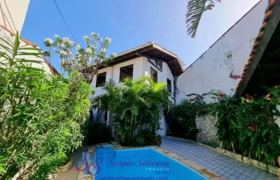 Excelente casa com 2 suítes, piscina privativa, deck com churrasqueira.