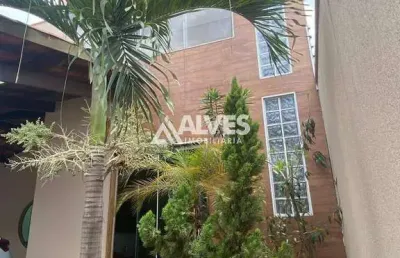 Casa com piscina e área gourmet na região da av. fraga maia