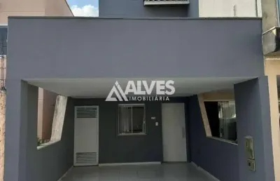 Casa reformada com 2 quartos sendo 1 suíte em condomínio