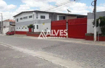 Galpão com 4.353 m2 de área total e 2.000 m2 de área construída