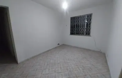 Aluga-se apartamento de 2 quartos, na praça seca, rua pinto teles, em prédio isento de iptu. r$ 650,